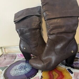 Gloria Vanderbilt Taupe Heeled Boots